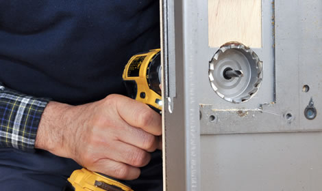 locksmith replaces a lock