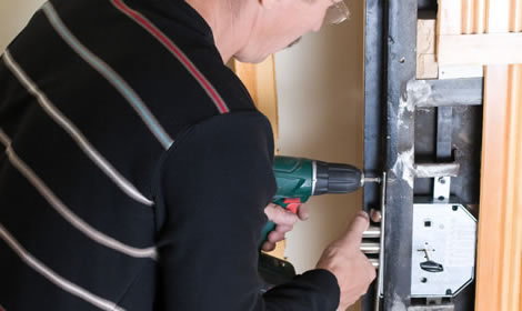 locksmith repairs lock